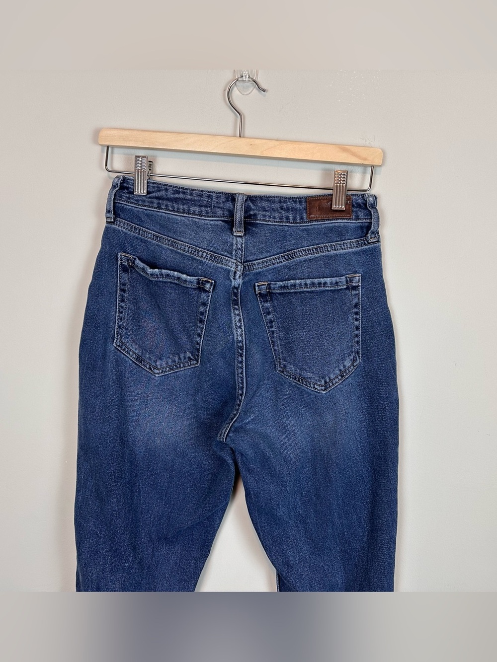 Hollister Curvy High Rise Mom Jeans Ripped Medium Wash Size W26 L29 - Picture 6 of 10